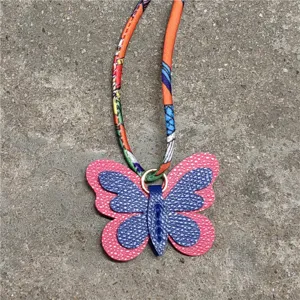 Mini colgante de bolso mariposa con cuerda de pañuelo de seda estampado accesorio de cuero.