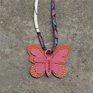 Mini colgante de bolso de mariposa con correa de pañuelo de seda estampada de cuero accesorio
