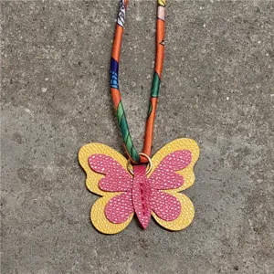 Mini colgante de bolso de mariposa de cuero con correa de pañuelo de seda, accesorio dulce.