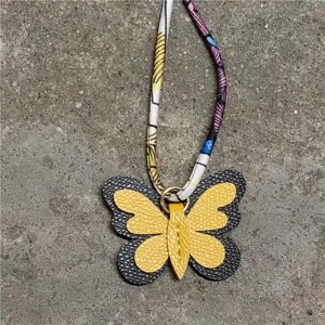 Mini colgante de bolso de mariposa de cuero multicapa y correa de pañuelo de seda.