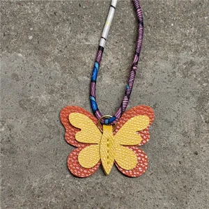 Mini mariposa de cuero bolso colgante con correa de pañuelo de seda, accesorio bolso.