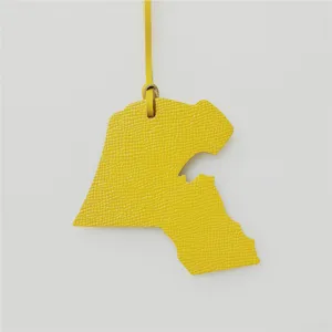 Pendentif de sac en cuir jaune carte du Koweit accessoire elegant pour sac a main