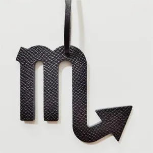 Leren Scorpio sterrenbeeld tas hanger en auto hangend accessoire in stijlvol zwart.
