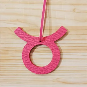 Roze Stier dierenriem leer tas bedel hanger, stijlvol astrologisch accessoire voor tas.