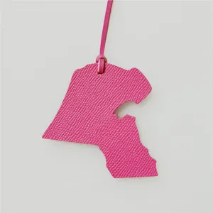Pendentif de sac en cuir véritable carte du Koweït, charm élégant pour sac à main et accessoire auto.