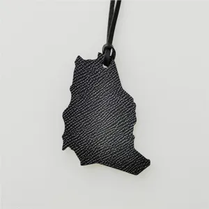 Gedetailleerde close-up van de zwart lederen kaart hanger met fijne textuur en vakmanschap.