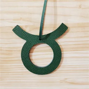 Groene Stier dierenriem leer tassenhanger, stijlvol accessoire voor dames handtassen.