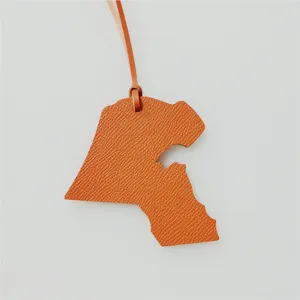 Breloque de sac en cuir orange carte du Koweït, élégant ornement suspendu en cuir pour femme.