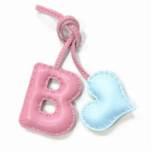 Colgante de bolso letra B y corazón de cuero hecho a mano, costuras detalladas, diseño rosa.