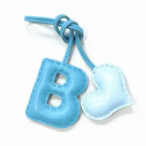 Colgante de bolso artesanal de cuero azul letra B y corazón para accesorio de moda femenino.