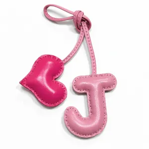 Ciondolo per borsa lettera J e cuore in pelle rosa fatto a mano, portachiavi carino da donna.