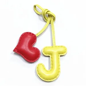 Ciondolo per borsa in pelle fatto a mano con lettera J e cuore rosso, accessorio artigianale auto e borsa.