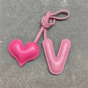 Colgante de bolso de corazón y letra V de cuero hecho a mano, dije rosa lindo para mujer y auto