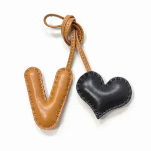 Colgante de bolso de cuero hecho a mano letra V y corazón para bolso de mujer y coche
