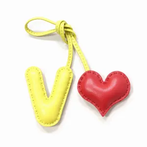 Colgante de bolso de cuero hecho a mano letra V y corazón rojo para bolsos de mujer auto.