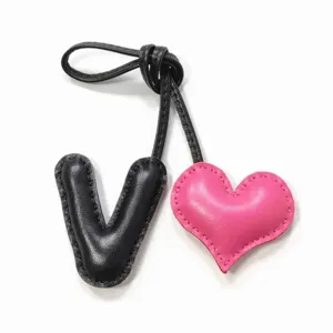 Colgante de bolso de cuero hecho a mano con letra V y corazón rosa llavero elegante
