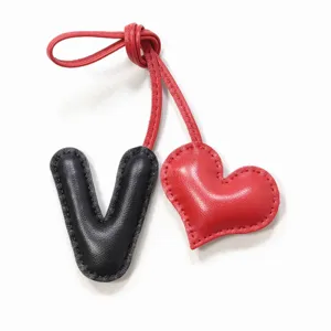 Colgante de bolso letra V de cuero hecho a mano y corazón, llavero bonito detalle.