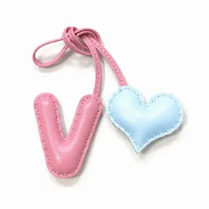 Colgante de bolso letra V y corazón de cuero hecho a mano, rosa y azul claro elegante.