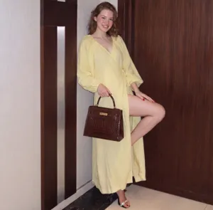 Französisches gelbes Maxikleid mit Puffärmeln und tiefem V-Ausschnitt, Urlaubskleidung.