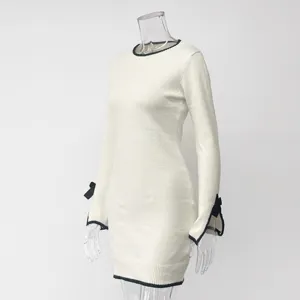 Weißes Damen Langarm Strickkleid mit schwarzem Besatz und süßen Schleifen für den Winter.