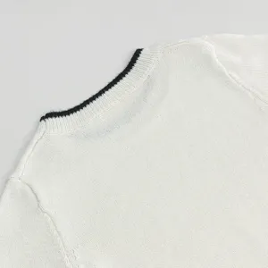 Detailansicht eines weißen Strickpullovers mit schwarzem Kontrastbesatz am Rundkragen