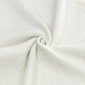 Nahaufnahme der weißen Strickstofftextur, weiches und bequemes Bekleidungsmaterial.
