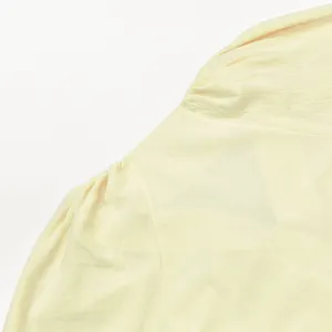 Französischer Stil Puffärmel Kleid Schulter Detail zeigt feine Textur und saubere Nähte.