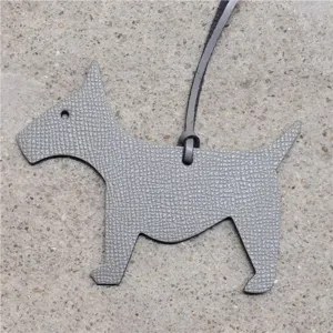 Pendentif de sac chien en cuir gris, accessoire porte-clés terrier style de luxe avec lanière.