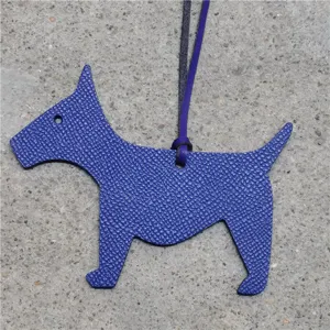 Pendentif porte-clés sac chien en cuir bleu, vue détaillée de ce charmant accessoire.