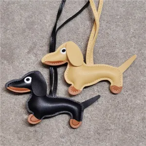 Charm de sac mignon en cuir teckel, accessoire de porte-clés chiot classique élégant.