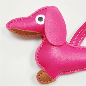 Charm de sac mignon en cuir rose teckel, adorable pendentif chiot pour sacs à main et clés.