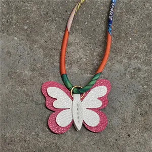 Mini dije de bolso de mariposa con cordón de pañuelo de seda colorido, accesorio de moda.