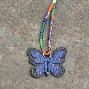 Mini colgante de bolso de mariposa de cuero con correa de bufanda de seda, accesorio.