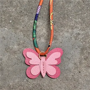 Mini colgante de bolso de mariposa de cuero con accesorio de cinta de pañuelo de seda