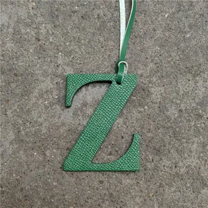 Colgante de bolso con letra Z de cuero verde elegante colgante monograma para bolsos de mujer.