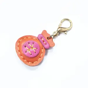 Colgante llavero bolsa de la suerte en cuero genuino hecho a mano, accesorio color caramelo.