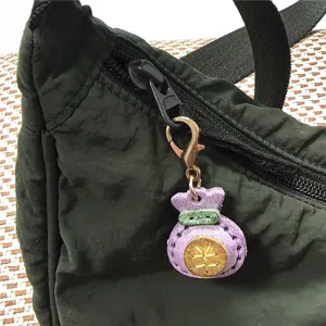 Colgante de llavero de bolsa de la suerte de cuero hecho a mano para bolso accesorios lindo