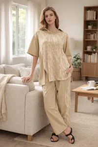Ensemble de loungewear en jacquard décontracté avec haut à manches courtes et pantalon long.