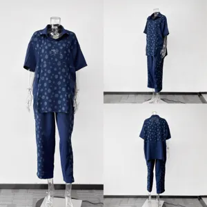 Vue détaillée de l'ensemble de loungewear en jacquard bleu foncé haut et pantalon.