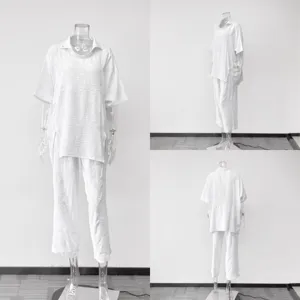 Ensemble de détente jacquard à manches courtes blanc avec haut décontracté et pantalon long.