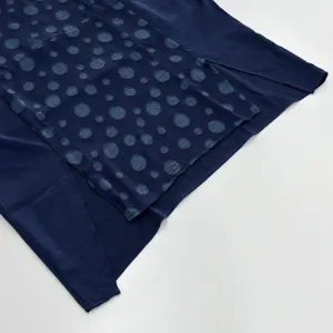 Détail de motif jacquard bleu foncé de haut à manches courtes et texture de tissu gros plan