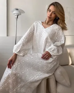Découvrez cette élégante robe longue blanche brodée à manches longues et style de luxe.