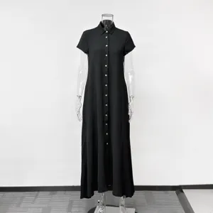 Detailansicht eines schwarzen kurzarm Hemdkleids mit Reverskragen und einreihiger Knopfleiste.