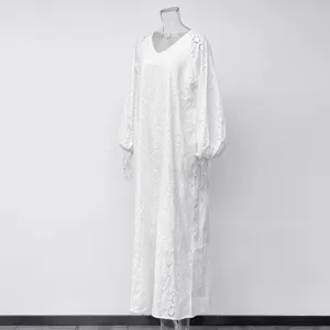 Robe longue blanche en coton ajouré avec manches longues, design col V élégant pour l'été.