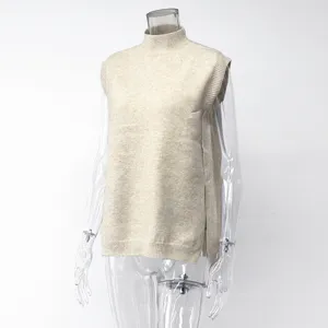 Vista detallada chaleco suéter tejido sin mangas cuello alto beige mujer, otoño.
