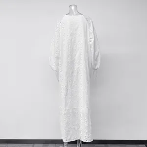Robe longue blanche en coton ajouré manches longues style plage chic caftan femme été.