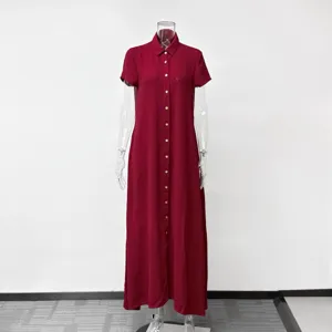 Detailaufnahme des eleganten Kurzarm-Maxikleids mit durchgehender Knopfleiste in Dunkelrot.
