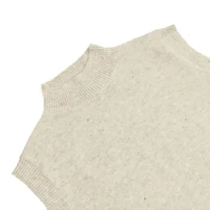 Primer plano del chaleco suéter de punto sin mangas con cuello alto para mujer, estilo beige.