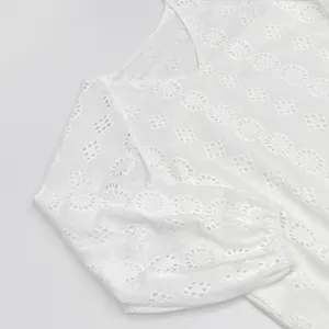 Magnifique robe blanche en coton à manches longues avec broderie anglaise pour l'été.