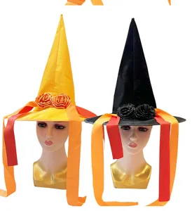 Halloween heksenhoed met lint en stoffen rozen decoratie voor feestelijk verkleedpartij.